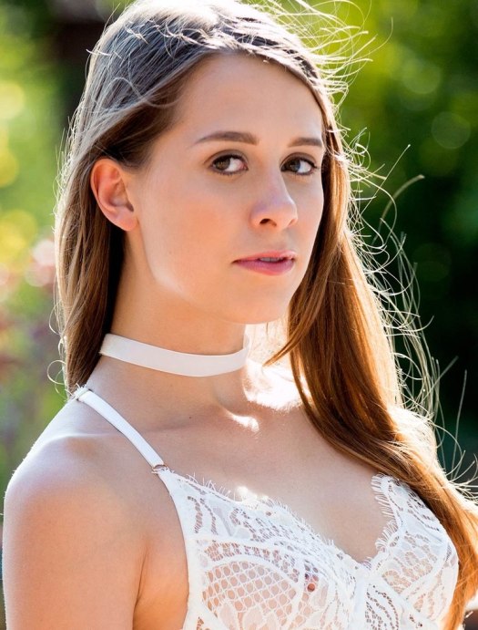 zoey-laine-1040x1368